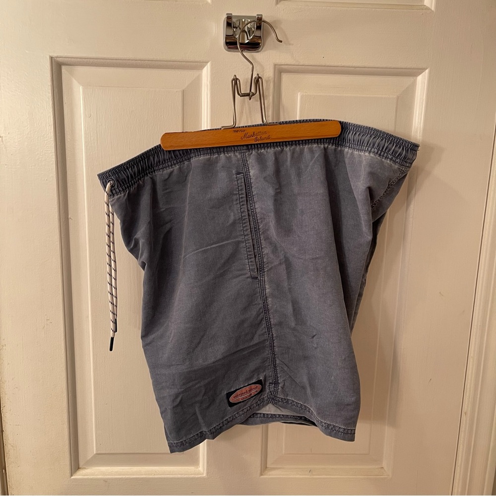 BARELY WORN blue Vineyard Vines swim trunks with liner and pockets, mens large.